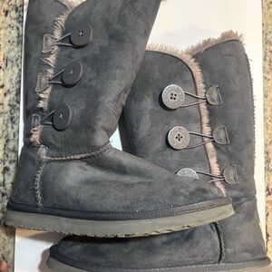 UGG Bailey Button Triplet II in a grey color